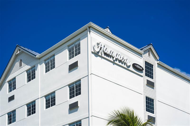 Hampton by Hilton Grand Cayman receives prestigious award for service excellence